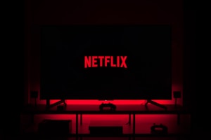 热门短剧《办公室故事》剧照，现代职场中的幽默情节